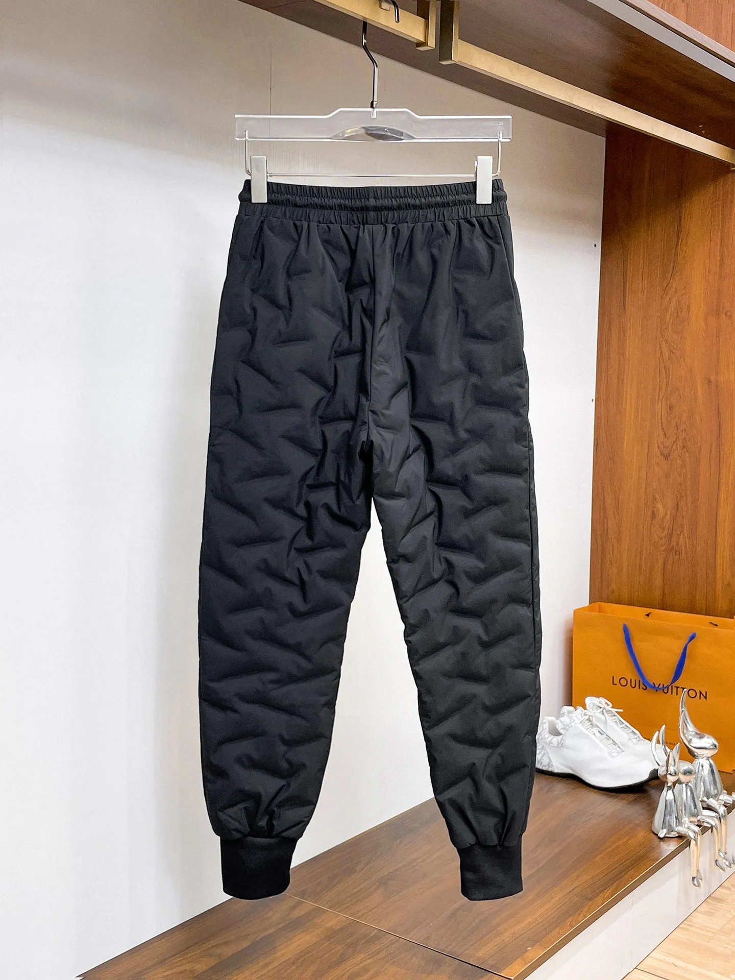 P490 Big Goose🇨🇦 🔥50ss thickened warm down pants, a new autumn and winter product, are here. 🌹Winter essential outdoor windproof, lockable and warm. Made of professional-grade outdoor windproof, waterproof and breathable fabric. Lining is filled with %90 white duck down. Lightweight design. Lightweight and warm. Seamless gluing process on the inside. Made of light and gall-free anti-drilling fabric to effectively prevent velvet running. Original hardware accessories Classic logo matching, simple and versatile, the upper body is stylish and not bloated, the same style for men and women! Size: M-3XL.